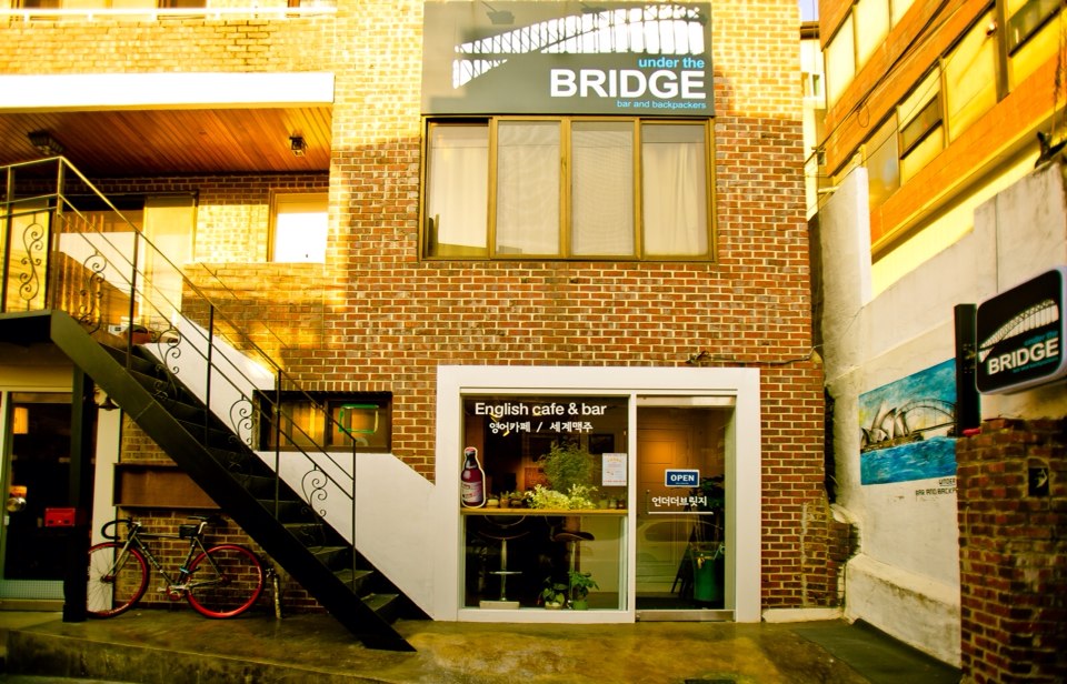 greg dawson bridge backpackers seoul